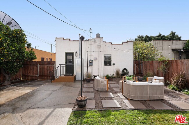 Building Photo - 607 W 111th Pl