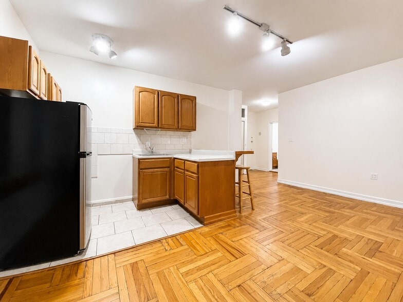 Building Photo - 707 W 171st St