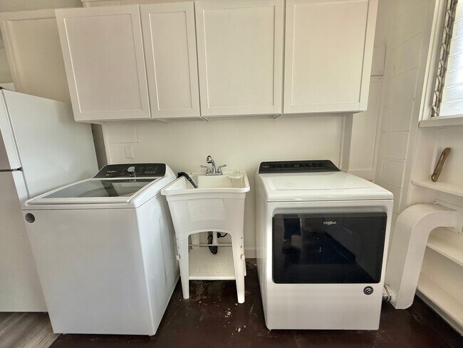 Building Photo - 4 Bedroom / 1.5 Bathroom Home on a Large L...