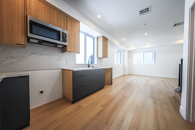 Building Photo - 1237 N Orange Dr