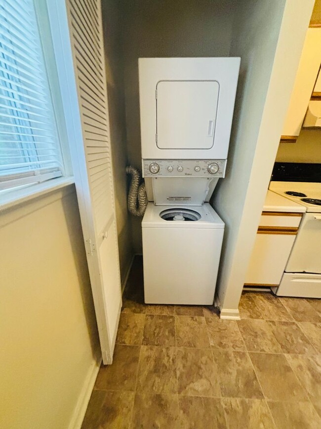 Building Photo - 3 Bedroom 2 Bath Condo