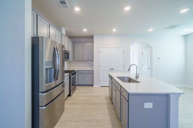 Building Photo - Almost New End Unit Townhome in desirable Chateau community
