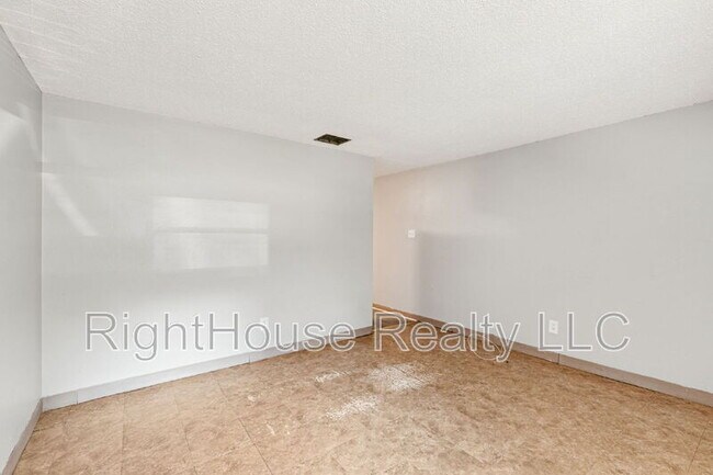 Building Photo - 2430 Tanglewood St