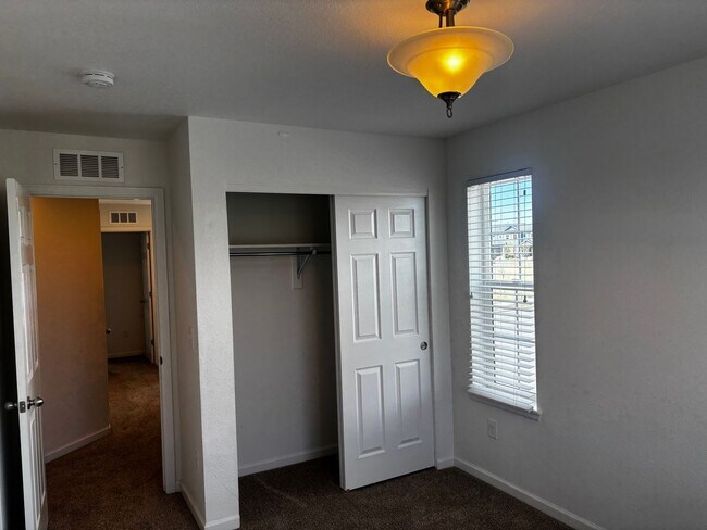 Building Photo - Available now 3bd 3.5 ba .Town home for rent located near Buckley AFB between Smokey hill and Qui...