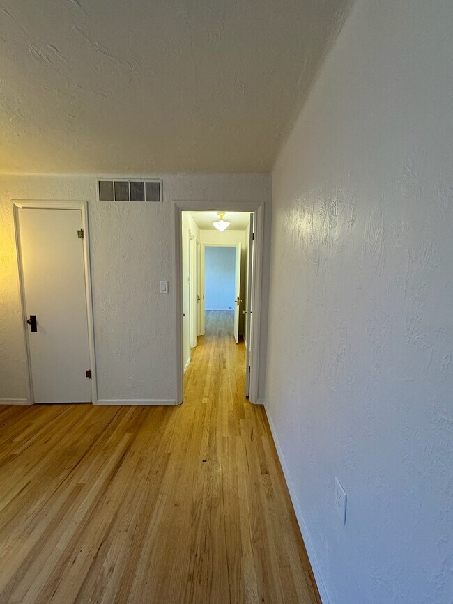 Building Photo - 978 E 5th Ave