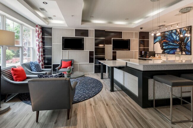 Building Photo - 909 Usher St