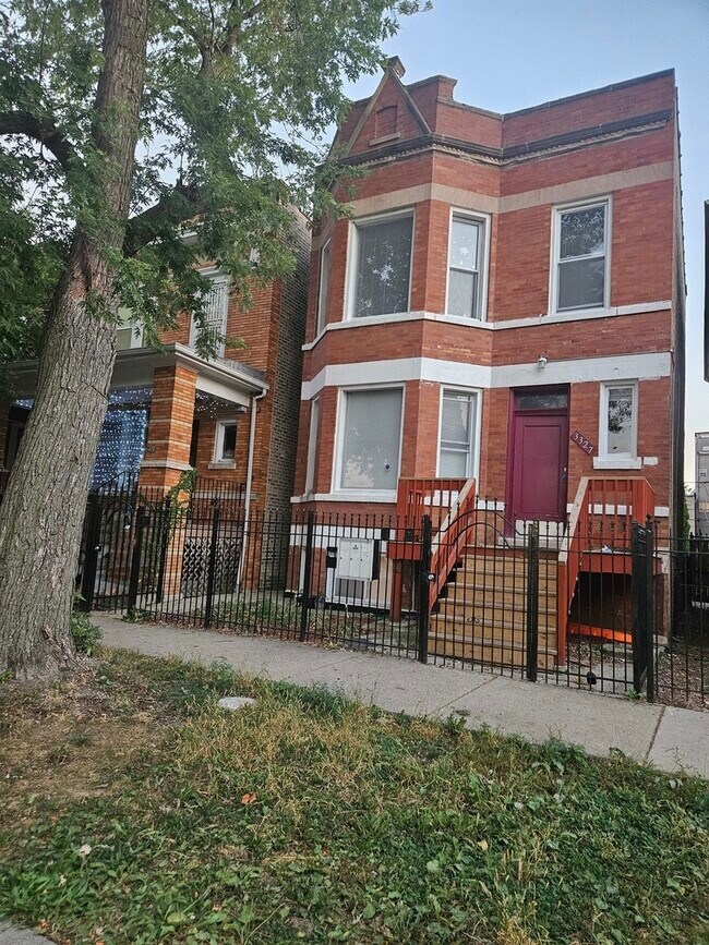 Building Photo - 3327 W Evergreen Ave