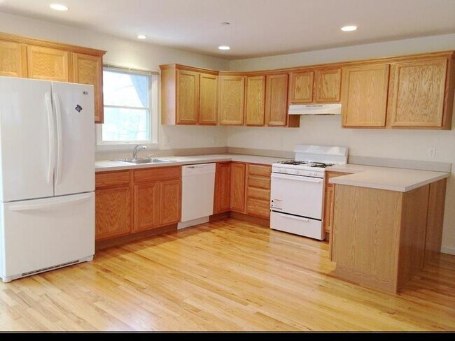 Building Photo - Townhouse Style 3 Bedroom 2 Bath Duplex $4...