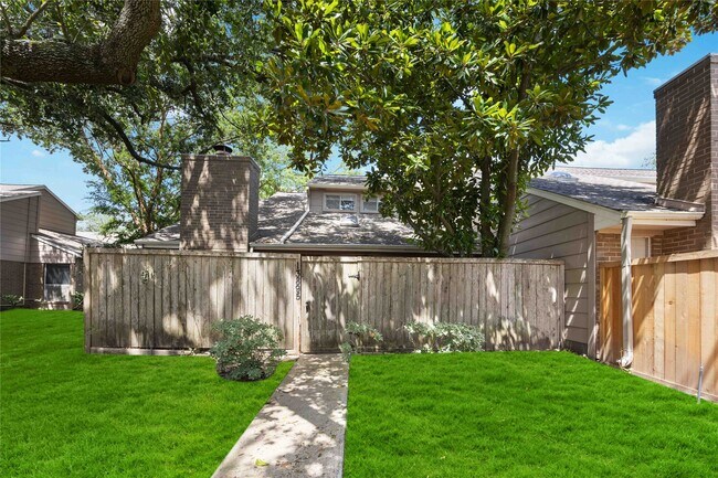 Building Photo - 13895 Hollowgreen Dr