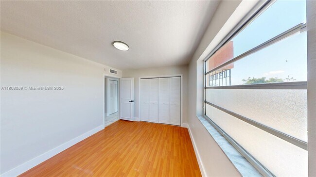 Building Photo - 677 SW 9th Ave
