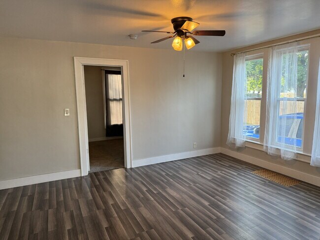 Building Photo - Charming 4 Bedroom Home with 2 Full Baths in Grand Rapids