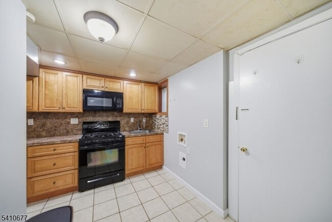 Building Photo - 245 Pierre Ave