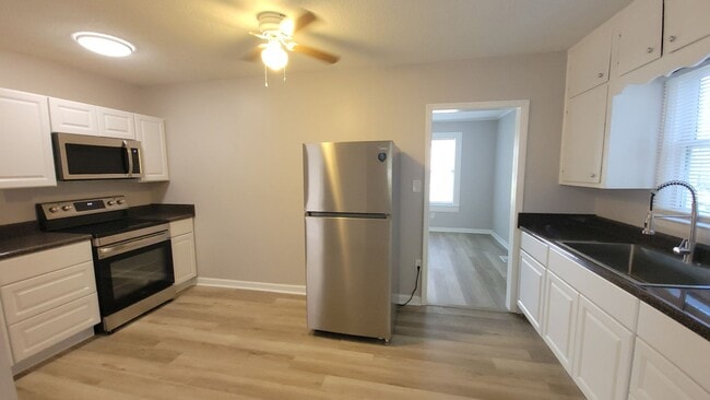 Building Photo - 2 bedroom 1 bath house - 3 minutes from No...