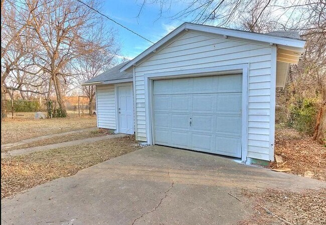 Building Photo - Charming 3 bedroom/2 bath home!