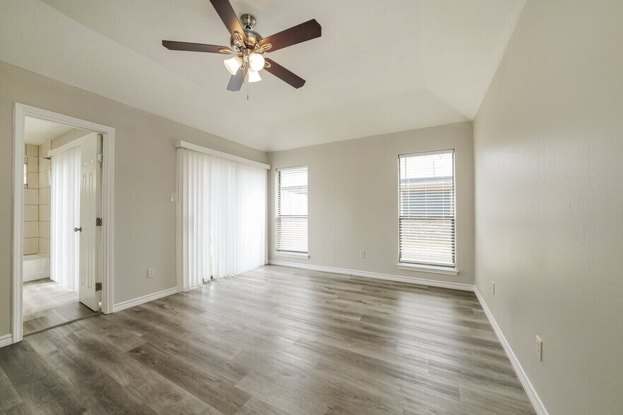 Building Photo - 8801 Pine Forest Dr