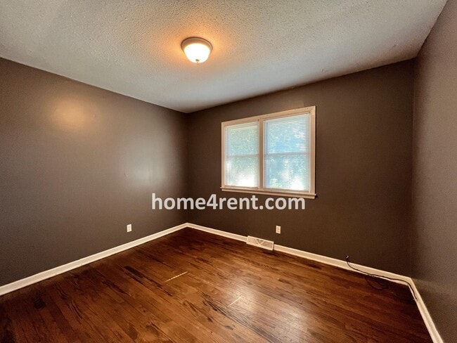 Building Photo - Attractive Lee's Summit Half Duplex w/ Lots of Natural Light and Spacious Bedrooms!