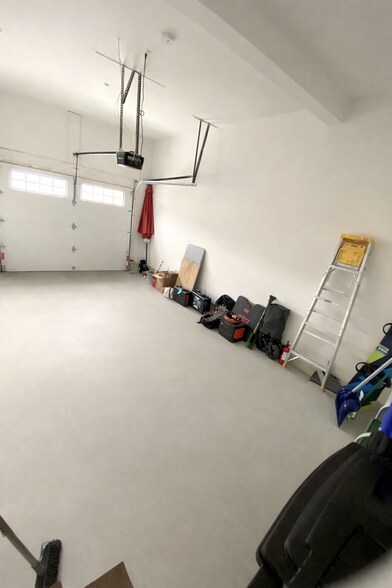 Building Photo - 23 Lily Pond Ln