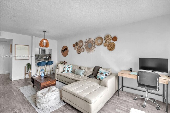 Building Photo - 9431 Live Oak Pl