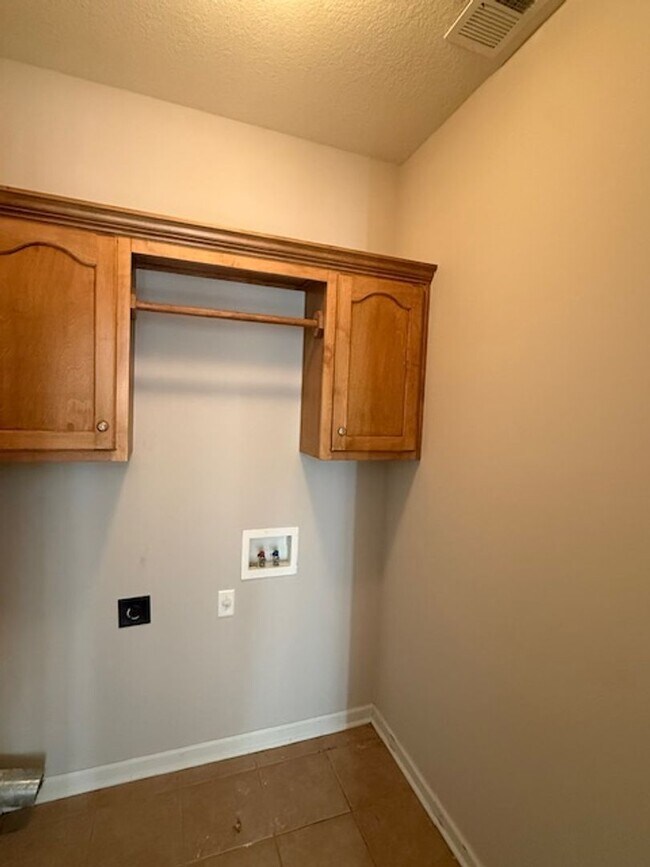 Building Photo - 3 bed 2 bath home with a large bonus room and an additional room that would be perfect for an off...