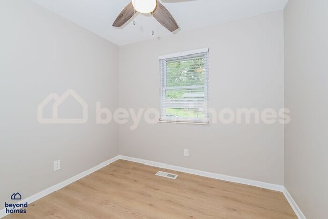 Building Photo - Stunning 4 Bedroom 2 Bathroom Home - Looki...