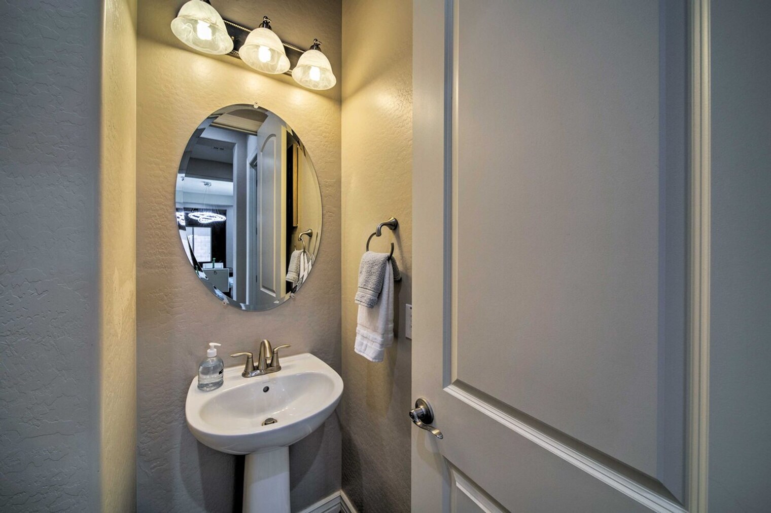 Building Photo - 18504 W Paradise Ln