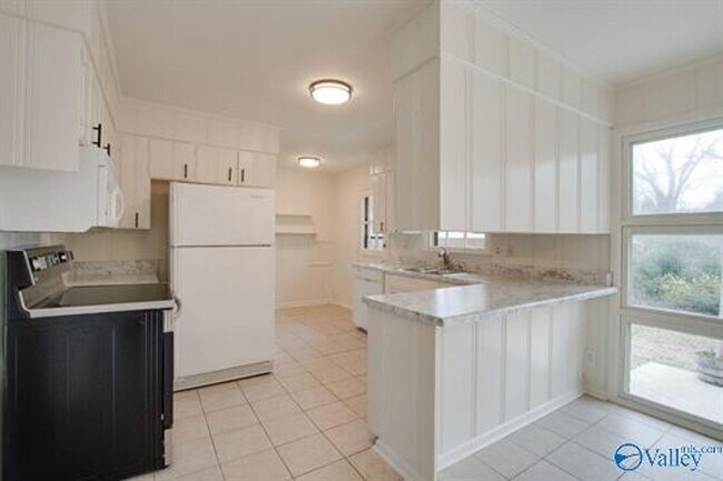 Building Photo - 814 Cleermont Dr SE