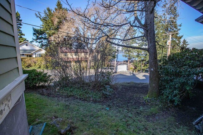 Building Photo - Gorgeous Vintage Home in Downtown Langley with Detached Guest Studio!!