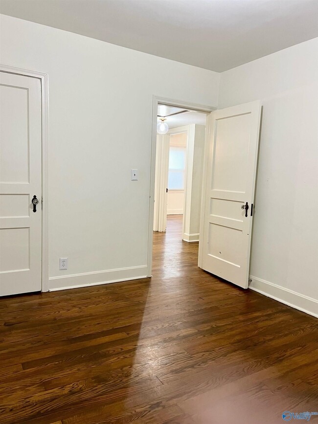 Building Photo - 2019 Vanderbilt Dr SW