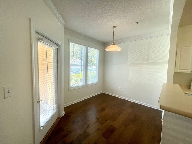 Building Photo - 2 Bedroom, 2 Bath Condo in Southampton Poi...