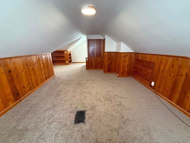 Building Photo - 3-BED, 1 BATH BEAUTIFUL SINGLE- FAMILY HOME IN MAPLE HEIGHTS!