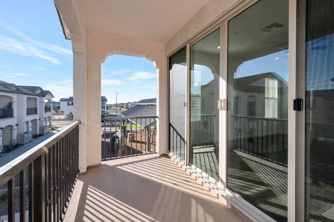 Building Photo - Like New Luxurious Modern 3 Bedroom 2 Bath...