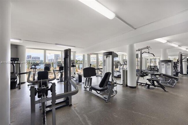 Building Photo - 900 Bay Dr