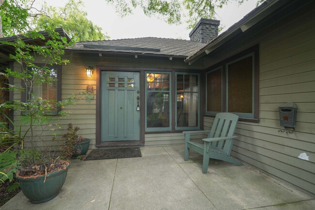 Building Photo - COMING SOON!!! BEAUTIFUL HISTORIC HOME LOC...