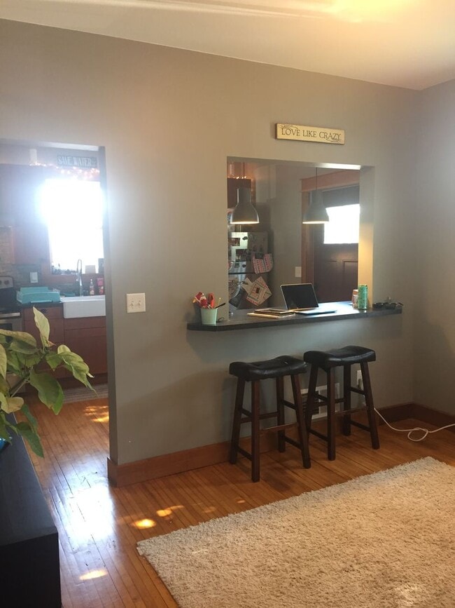 Building Photo - 1414 1/2 Jefferson Street - Available June! - Income Restricted Unit