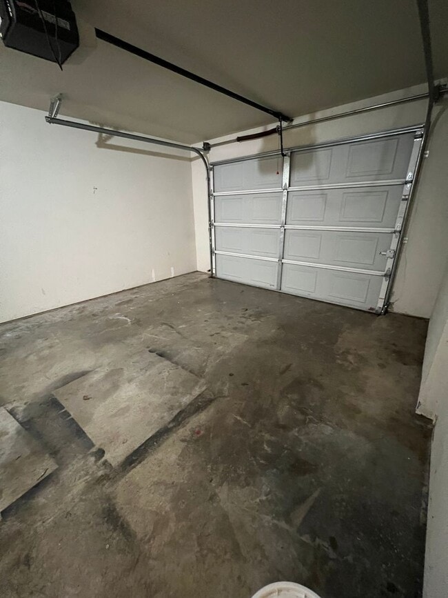 Building Photo - 3 Bed, 2 Bath, 1058 SQ FT, 1 Car Garage