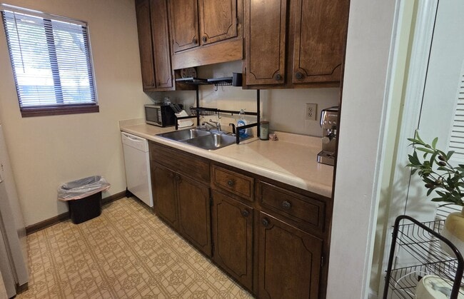 Building Photo - Campus View 1 Bedroom Apt. -Walking Distance to UGA!