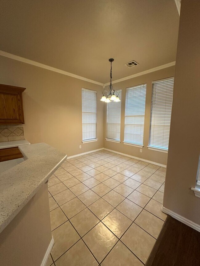 Building Photo - 2504 Thomas Dr
