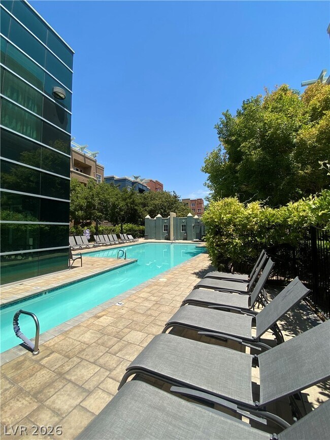 Building Photo - 20 E Serene Ave