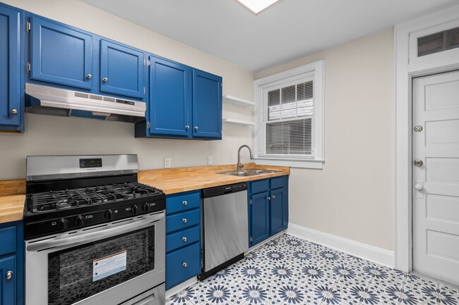 Building Photo - True Ghent Beauty 2/1 Move in Now