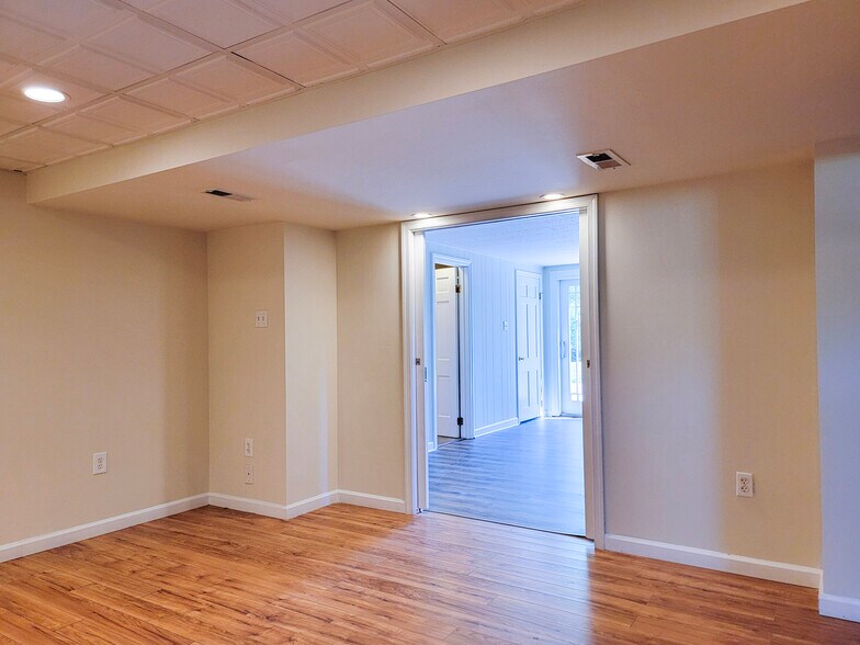Building Photo - 1404 Carlton Dr