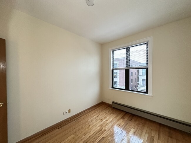 Building Photo - 640 W Barry Ave