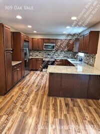 Building Photo - 909 Oak Vale Dr