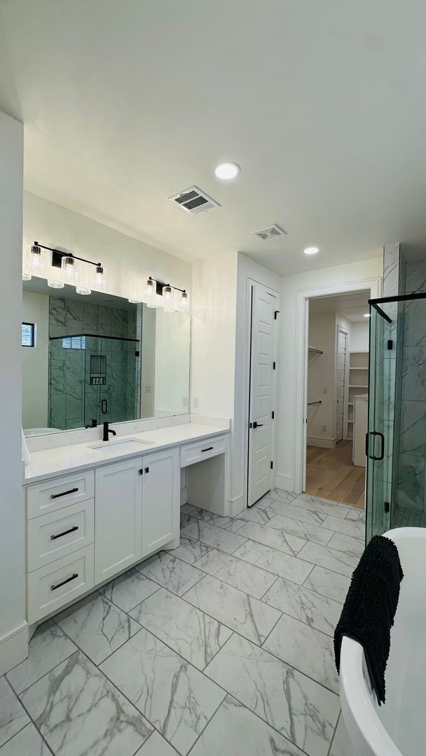 Building Photo - CORPORATE LEASE!!! Attn traveling nurse, e...