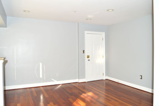 Building Photo - !!Beautiful Apartment in Marshall Heights!!