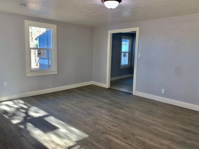 Building Photo - Spacious 3 bedroom 1 bath