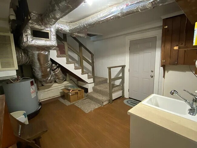 Building Photo - 4 Bedroom 2 Bathroom