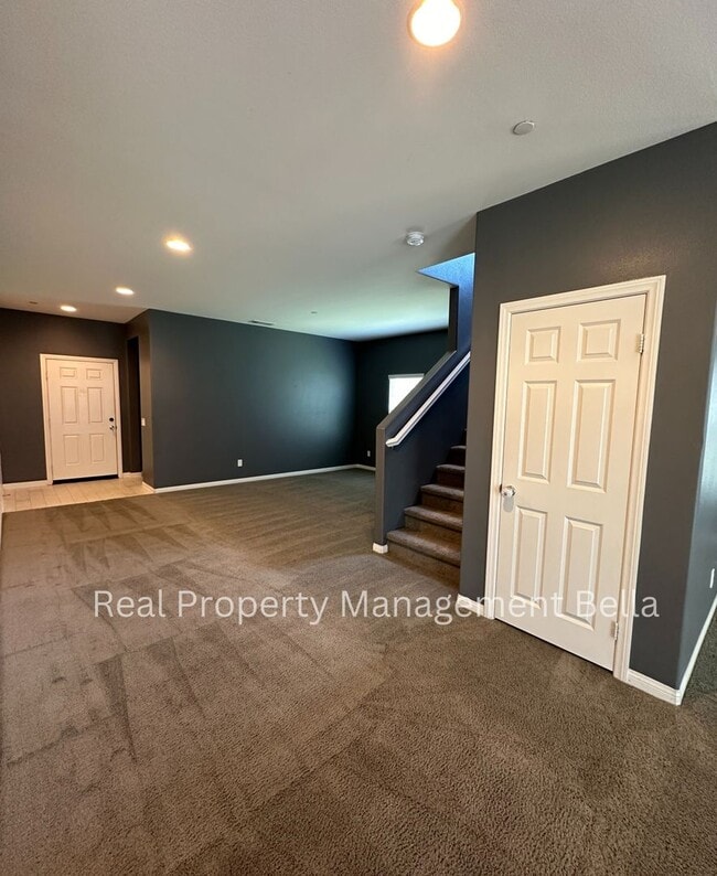 Building Photo - Cul-de-Sac Comfort + Space for Everyone