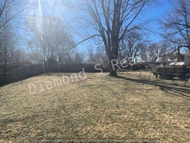 Building Photo - Spacious 2 Bedroom Home - Fenced Yard!