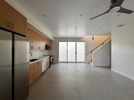 Building Photo - 1210 1/2 Manzanita St