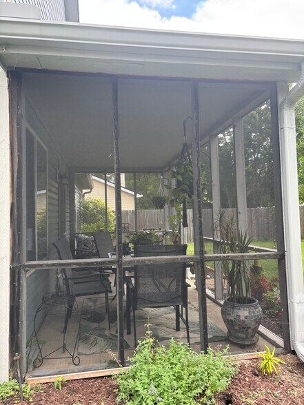 Screened in porch - 7749 Wind Run Cir